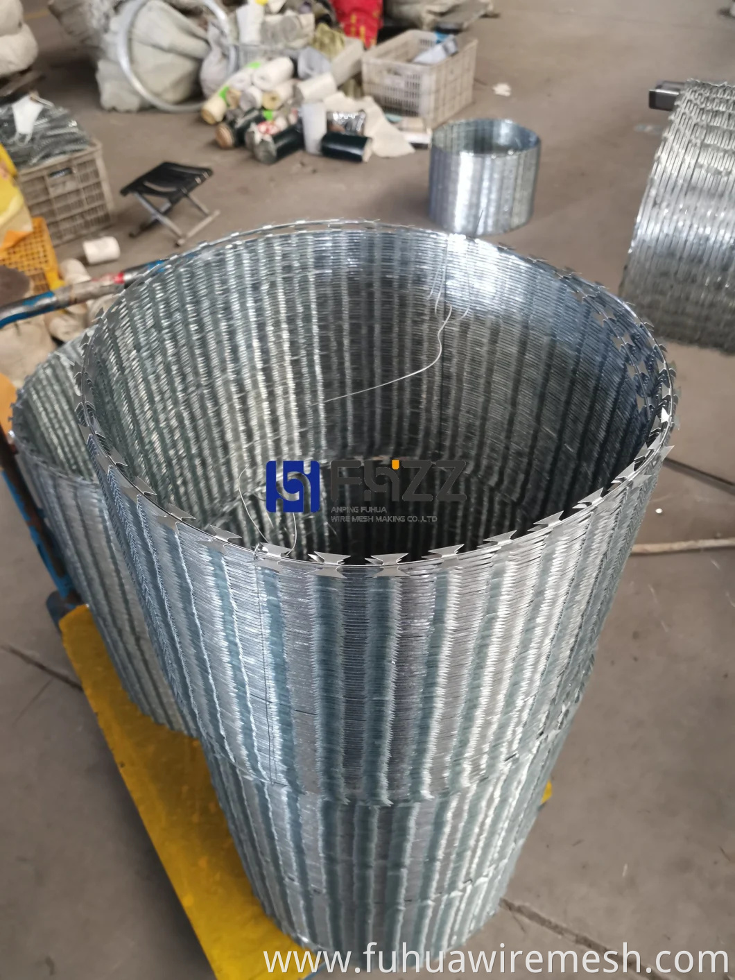 Hot-Dipped Galvanized Bto-22 Concertina Razor Blade Barbed Wire